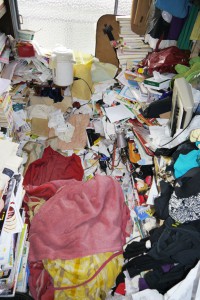 Syndrome de Diogène - Chambre d'un accumulateur - Les serviettes de bain indiquent l'endoit où dort la personne.