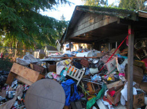 accumulation-objets-exterieurs-maison