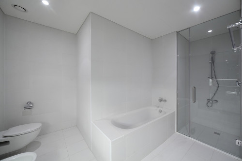 Salle de bains désinfectée et rénovée, après débarrassage et désinfection certifiée.
